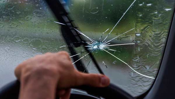 Как остановить трещины на лобовом стекле автомобиля