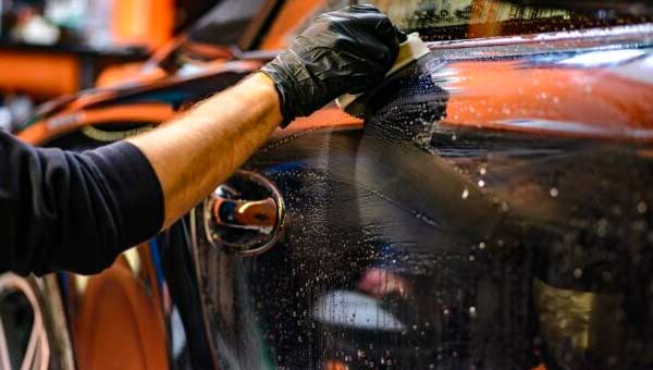 убрать налипшую смолу с кузова автомобиля